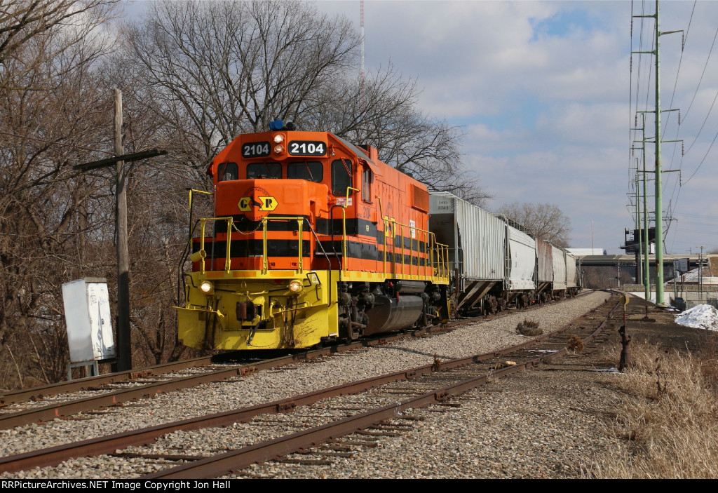 2104 slows as it pulls down to Fuller diamond